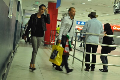 Náměstek Libereckého kraje Marek Pieter po příletu z Amsterdamu. Zdroj: CNI/KPKP